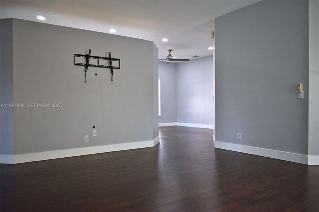 6254 NW 38th Dr, Coral Springs, FL 33067