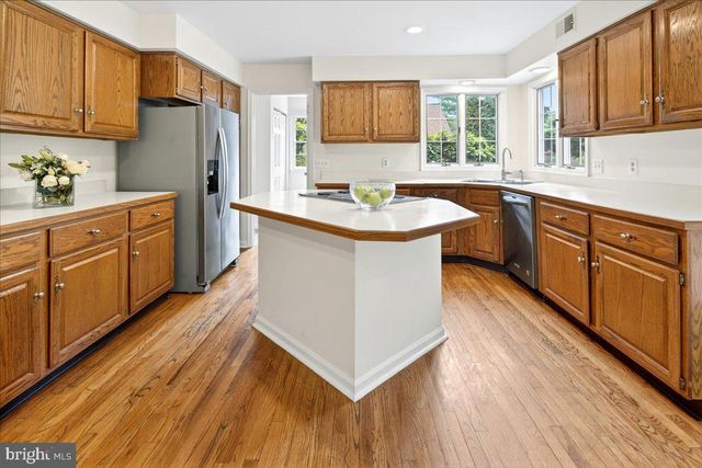 28 BALDWIN ST, Pennington, NJ 08534