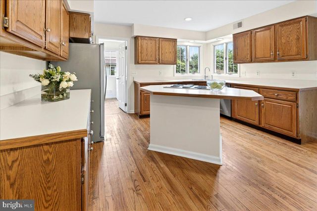 28 BALDWIN ST, Pennington, NJ 08534