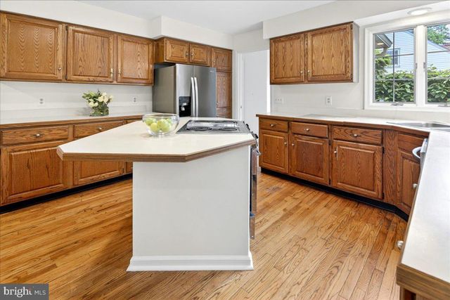 28 BALDWIN ST, Pennington, NJ 08534