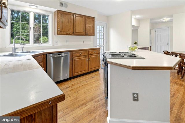 28 BALDWIN ST, Pennington, NJ 08534