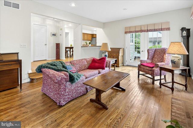 28 BALDWIN ST, Pennington, NJ 08534