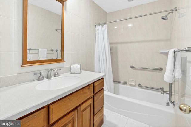28 BALDWIN ST, Pennington, NJ 08534