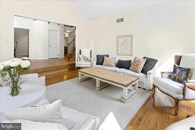 28 BALDWIN ST, Pennington, NJ 08534