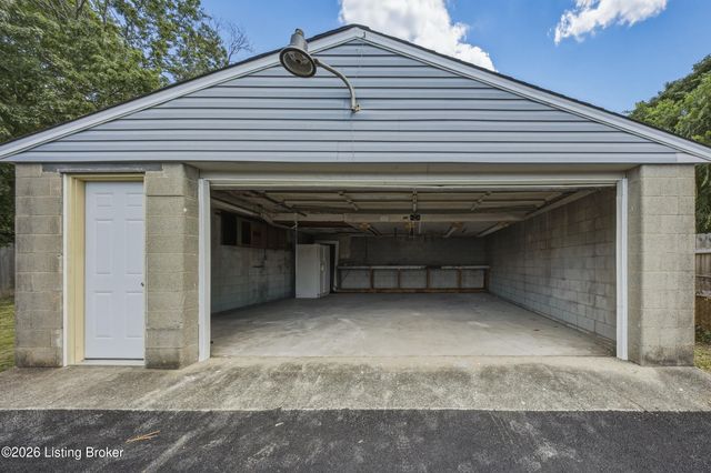 168 Valley Rd, Louisville, KY 40229