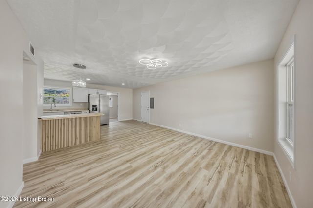168 Valley Rd, Louisville, KY 40229