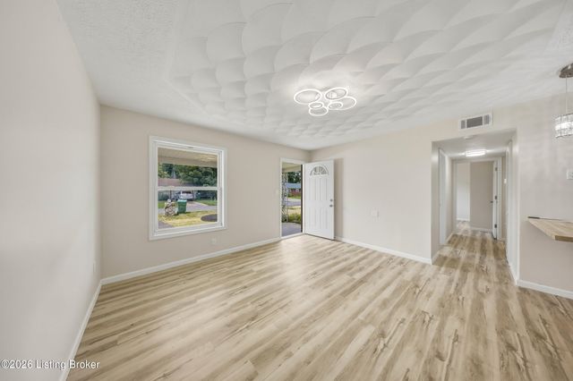 168 Valley Rd, Louisville, KY 40229