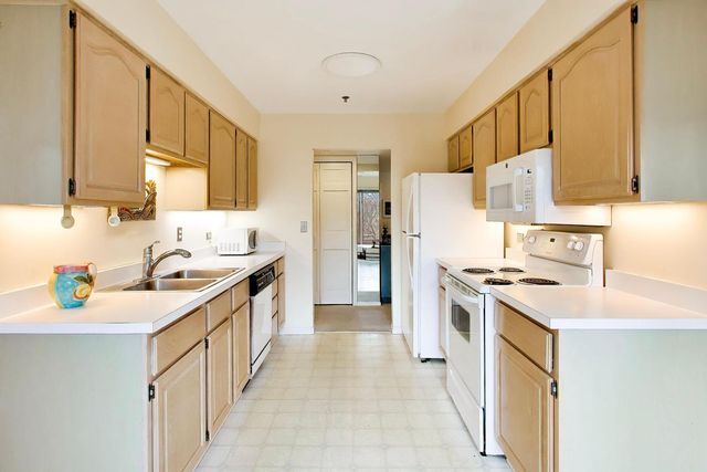 308 Happ Road 108, Northfield, IL 60093