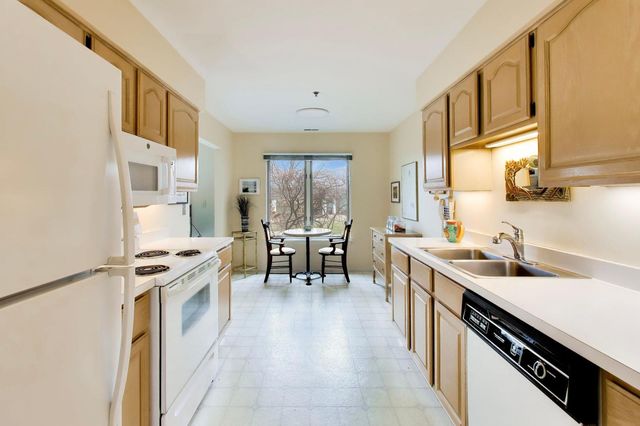 308 Happ Road 108, Northfield, IL 60093