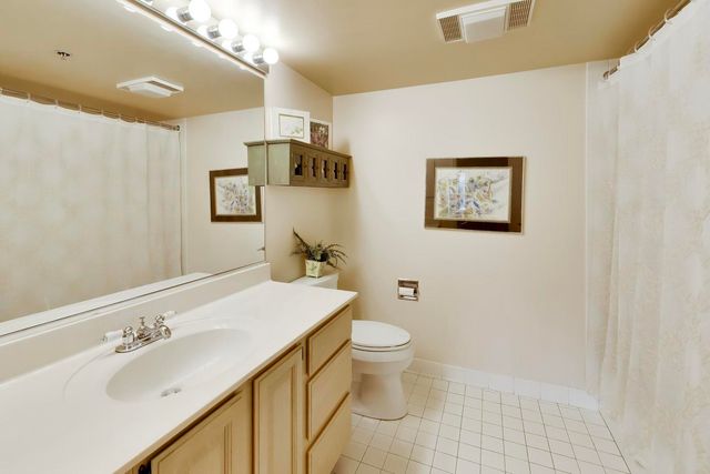 308 Happ Road 108, Northfield, IL 60093