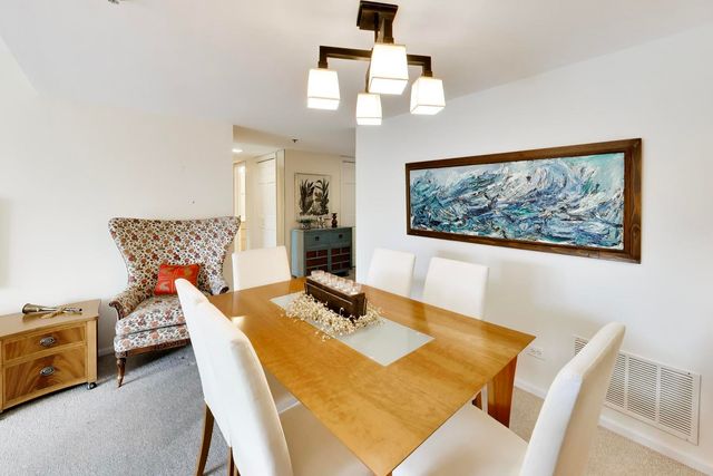 308 Happ Road 108, Northfield, IL 60093