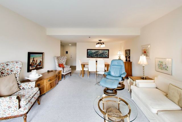 308 Happ Road 108, Northfield, IL 60093