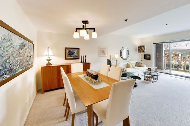 308 Happ Road 108, Northfield, IL 60093