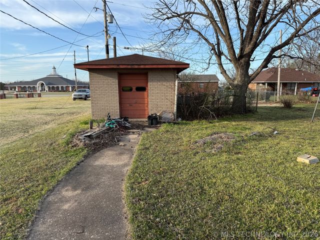 720 W Young Street, Morris, OK 74445