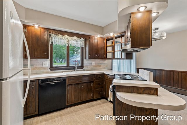 5087 Lake Harbor Road, Norton Shores, MI 49441