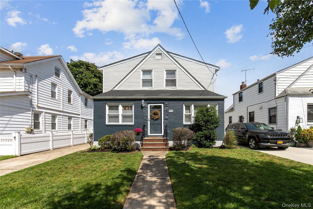 529 7th Avenue, New Hyde Park, NY 11040 — exterior