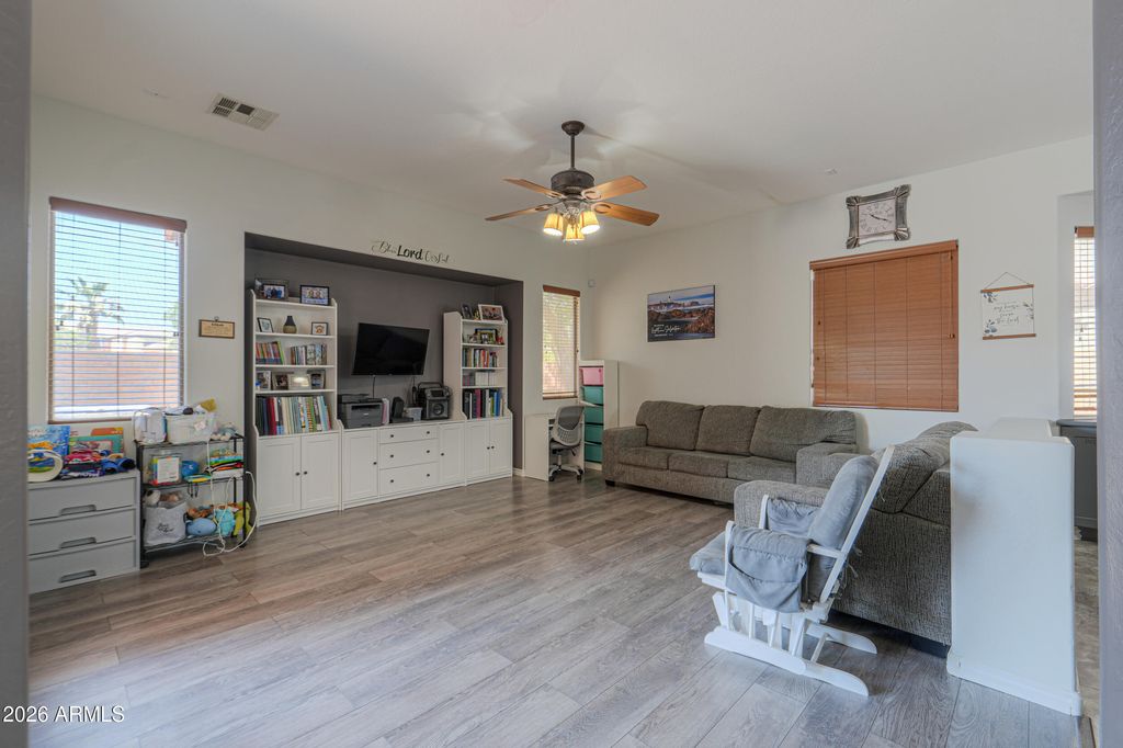 Image 8 of property listing at 671 W Delray Drive, Casa Grande, AZ 85122