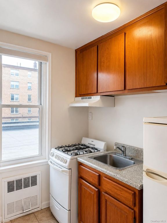 1332 Metropolitan Avenue, Bronx, NY 10462 — photo 3