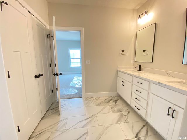 301 Hodges Court, Chatham, IL 62629