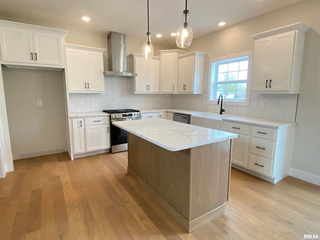 301 Hodges Court, Chatham, IL 62629