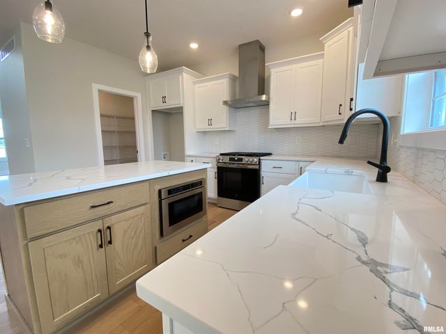 301 Hodges Court, Chatham, IL 62629
