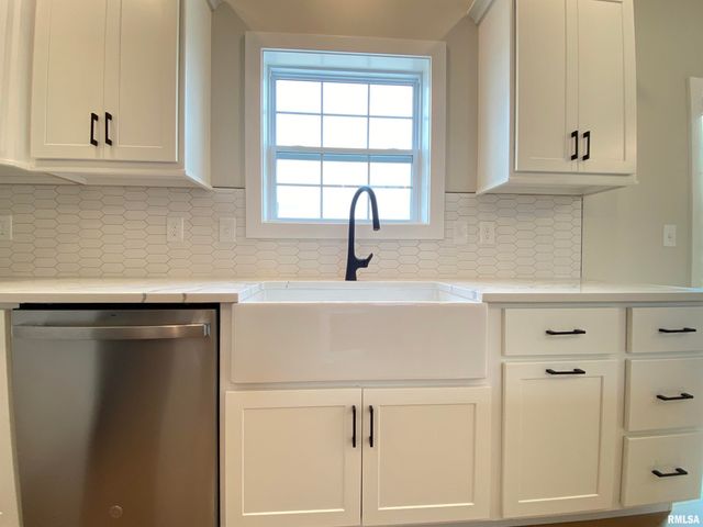 301 Hodges Court, Chatham, IL 62629