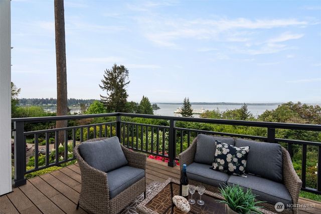 10879 Bill Point Circle NE, Bainbridge Island, WA 98110