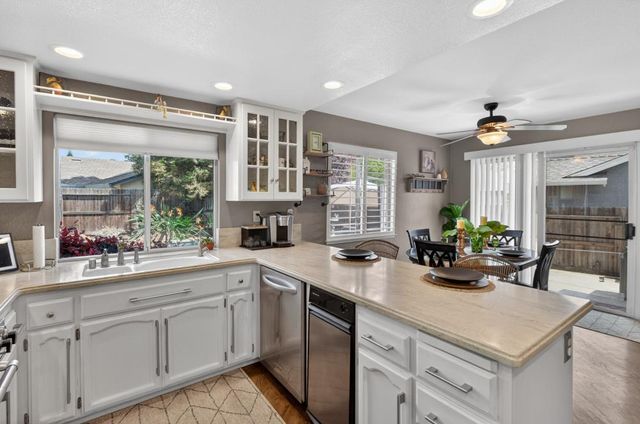 5937 LAGUNA VILLA Way, Elk Grove, CA 95758