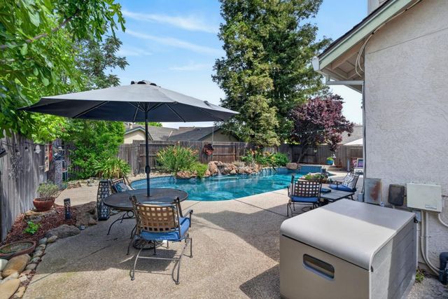 5937 LAGUNA VILLA Way, Elk Grove, CA 95758
