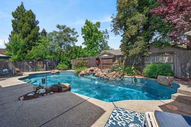 5937 LAGUNA VILLA Way, Elk Grove, CA 95758