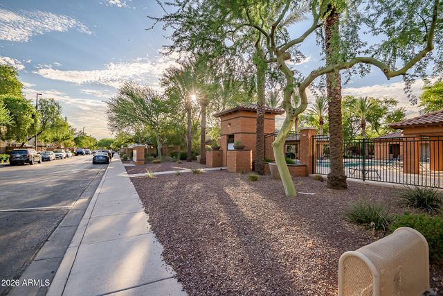 2477 E VERMONT Drive, Gilbert, AZ 85295