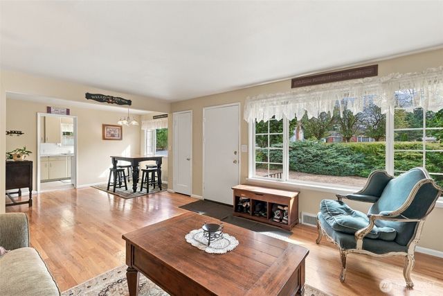 13045 Corliss Avenue N, Seattle, WA 98133