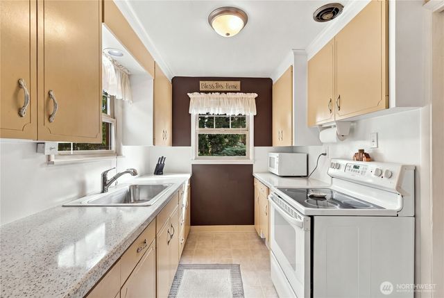 13045 Corliss Avenue N, Seattle, WA 98133