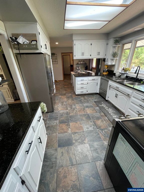 Image 12 of property listing at 735 SW Mill St, Sheridan, OR 97378