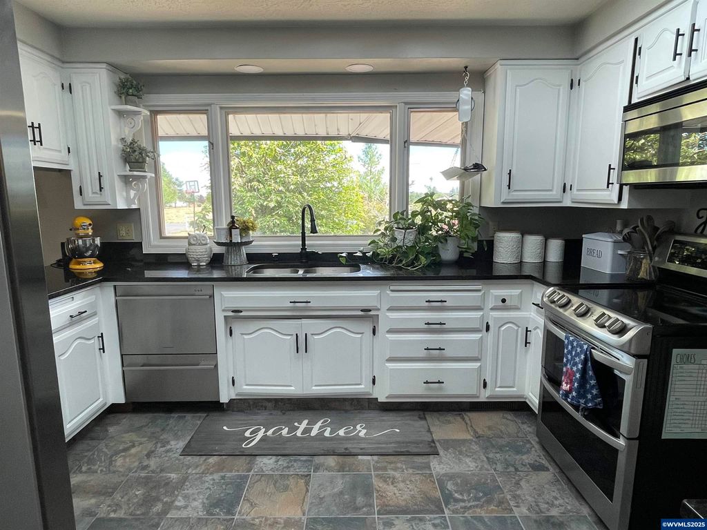 Image 14 of property listing at 735 SW Mill St, Sheridan, OR 97378