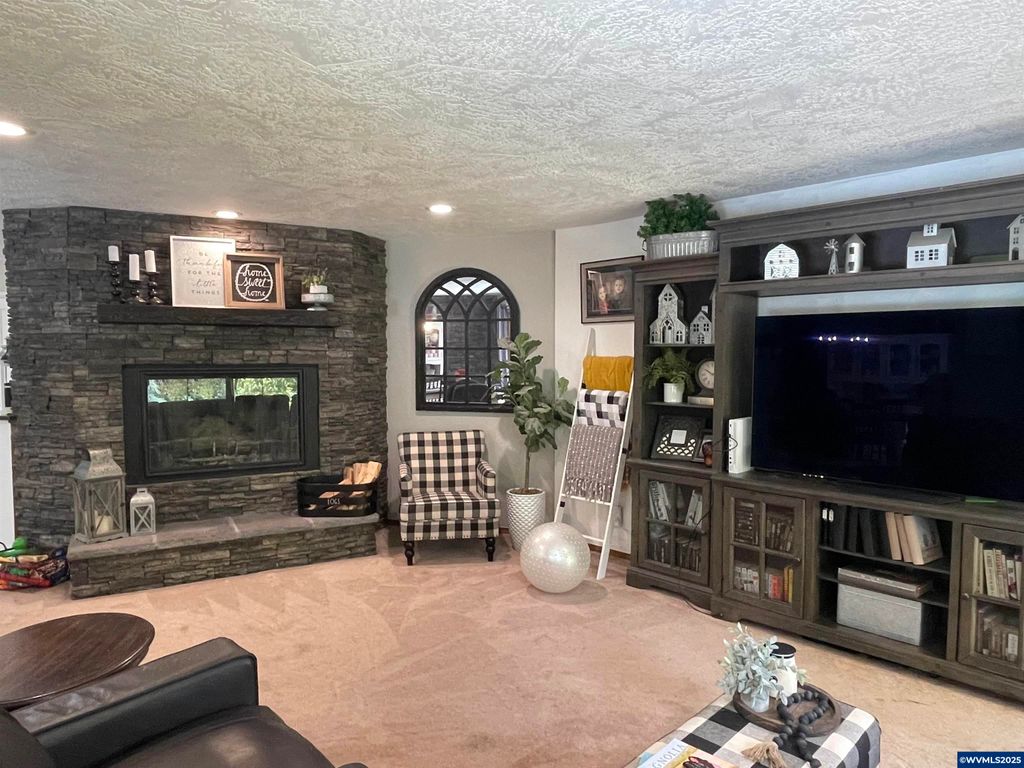 Image 18 of property listing at 735 SW Mill St, Sheridan, OR 97378