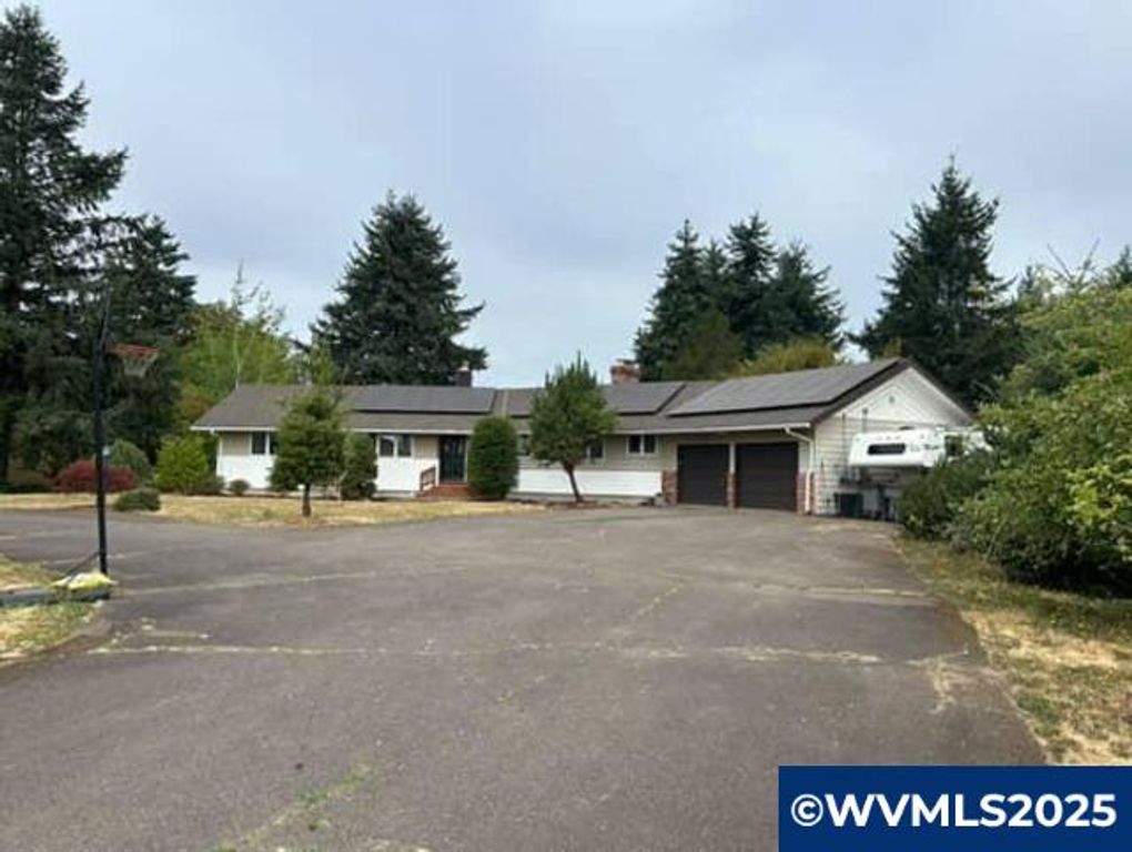 Image 2 of property listing at 735 SW Mill St, Sheridan, OR 97378