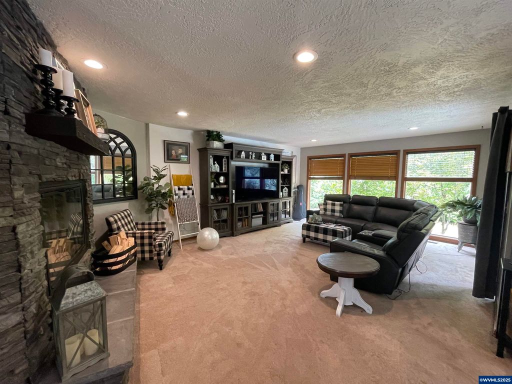 Image 20 of property listing at 735 SW Mill St, Sheridan, OR 97378