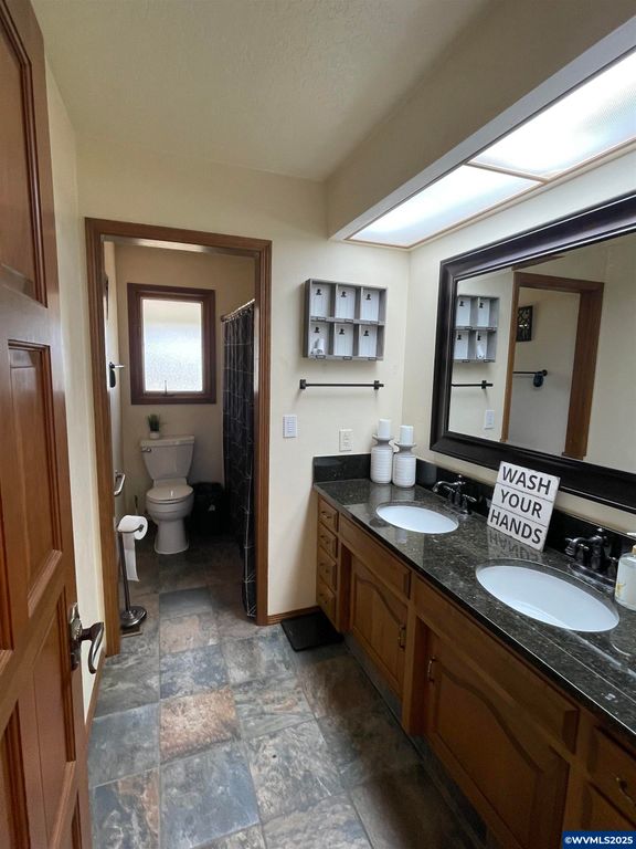 Image 21 of property listing at 735 SW Mill St, Sheridan, OR 97378