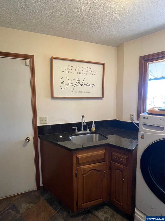 Image 28 of property listing at 735 SW Mill St, Sheridan, OR 97378