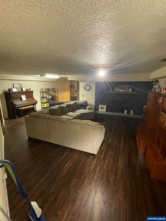 Image 29 of property listing at 735 SW Mill St, Sheridan, OR 97378