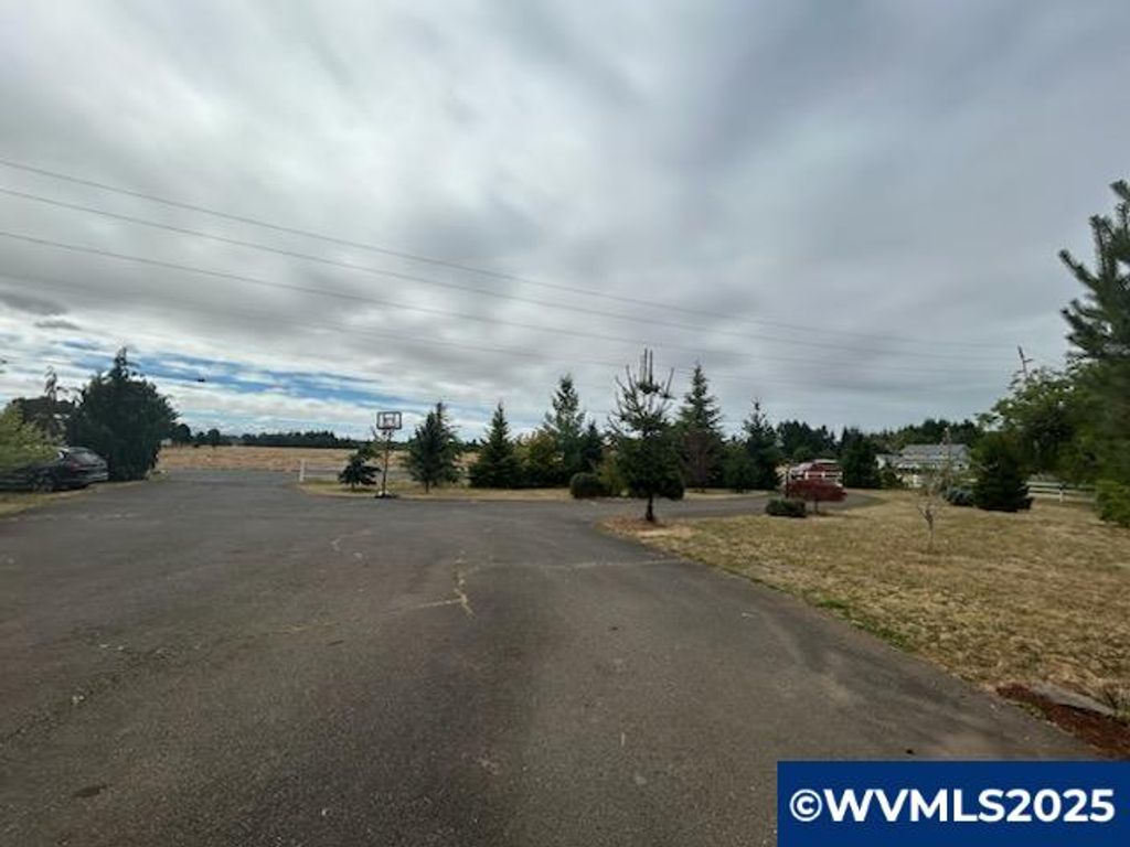 Image 3 of property listing at 735 SW Mill St, Sheridan, OR 97378