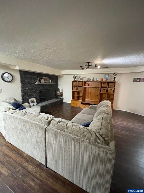 Image 31 of property listing at 735 SW Mill St, Sheridan, OR 97378