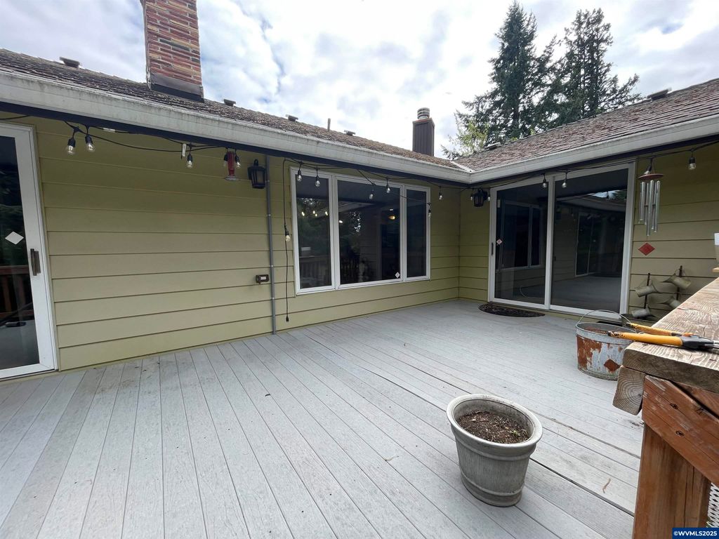 Image 4 of property listing at 735 SW Mill St, Sheridan, OR 97378