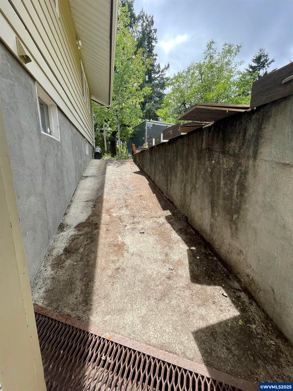 Image 41 of property listing at 735 SW Mill St, Sheridan, OR 97378