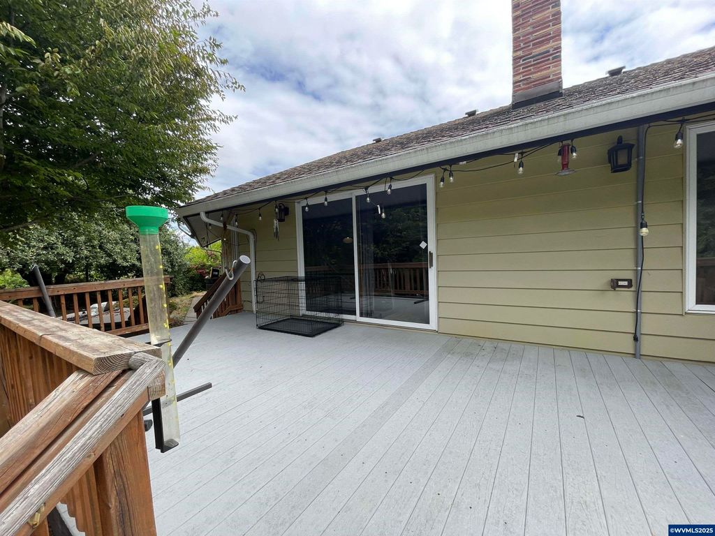 Image 5 of property listing at 735 SW Mill St, Sheridan, OR 97378