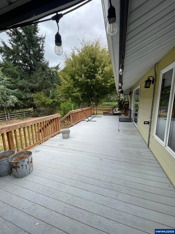 Image 6 of property listing at 735 SW Mill St, Sheridan, OR 97378