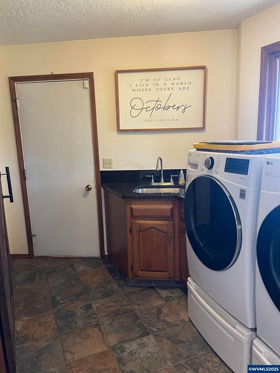 Image 7 of property listing at 735 SW Mill St, Sheridan, OR 97378