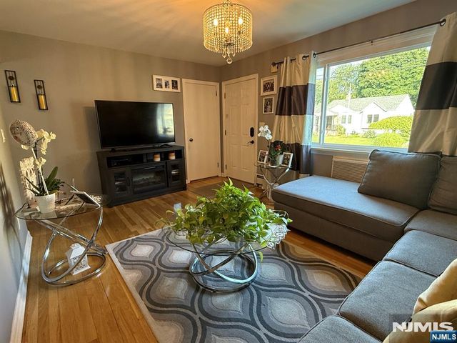 334 4th Avenue, Hawthorne, NJ 07506