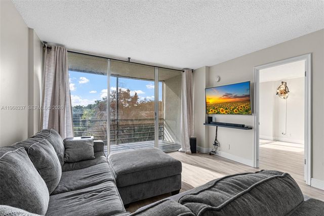 112 Royal Park Dr 3H, Oakland Park, FL 33309